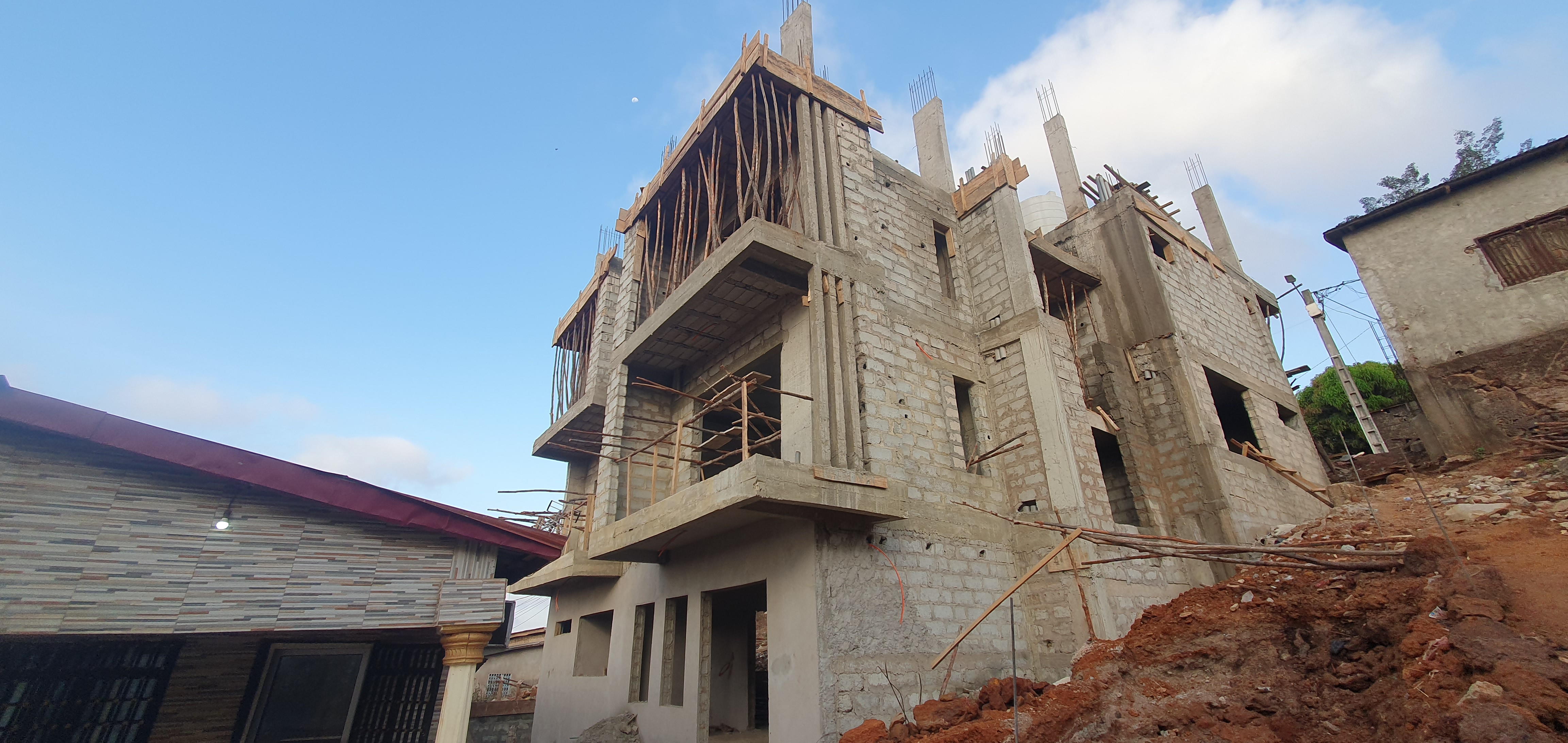 Construction du bâtiment R +2 avec R-2 