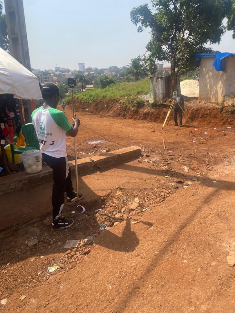 Travaux d'implantation de la piste 